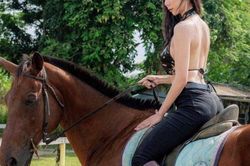 Con gái châu Á có muôn vàn kiểu mặc đi cưỡi ngựa: Từ quần bó, áo dài tới váy ngủ
