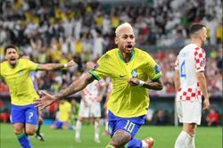 Neymar cân bằng kỷ lục của Pele trong ngày Brazil thua cay đắng