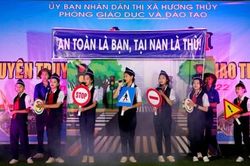 Giáo dục Góc HS-SV Học sinh tham gia truyền thông về an toàn giao thông, bảo vệ môi trường
