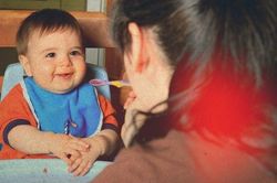 Các loại thực phẩm cần lưu ý với trẻ trong năm đầu đời