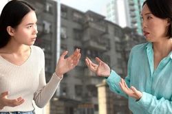 Cô gái uất ức rời nhà vì mẹ bắt giao tiền tiết kiệm để mua nhà cho anh trai: Cha mẹ đối xử không công bằng giữa các con sẽ để lại hậu quả gì?