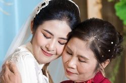 Đám cưới Hoa hậu Ngọc Hân: Mẹ cô dâu ôm con gái thật chặt