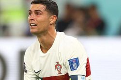 Thống kê đáng buồn của Ronaldo: Chạm bóng 10 lần, sút 1 lần trước Ma rốc