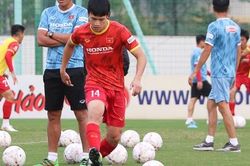 Bản tin bóng đá Việt Nam ngày 11/12: Tuyển Việt Nam làm quen bóng thi đấu AFF Cup