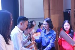 Khen thưởng cho các gương sinh viên Lào, Campuchia tiêu biểu đang học tập tại TP. HCM