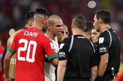 Pepe chỉ trích FIFA: 'Có 5 trọng tài Argentina ở đây, tốt nhất họ trao cúp cho Argentina luôn đi'