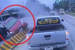 Clip: Hành động vội vàng, ô tô húc tung dải phân cách, lật 'phơi bụng'