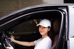 Cuộc sống đáng mơ ước của hotgirl Sam trước khi được cầu hôn