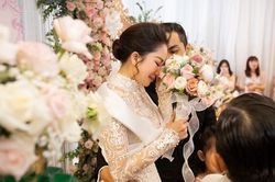 Khánh Thi khóc nức nở trong hôn lễ