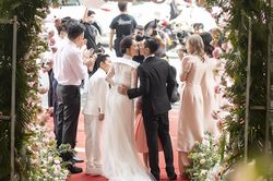 Khánh Thi bật khóc nói yêu Phan Hiển trong lễ ăn hỏi giữa 'vườn cổ tích'