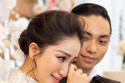 Khánh Thi bật khóc trong lễ ăn hỏi với Phan Hiển