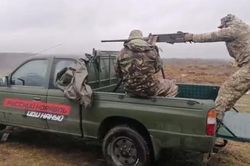 Xe tải cũ của nông dân Anh giúp Ukraine đánh lừa lính bắn tỉa Nga