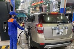 Xăng giảm giá mạnh, còn hơn 20.000 đồng/lít