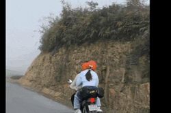 Clip: Ôm cua lỗi, cặp đôi lao xe xuống rãnh thoát nước bên vách núi