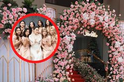 Không gian lễ thành hôn ngập tràn hoa hồng của Khánh Thi và Phan Hiển