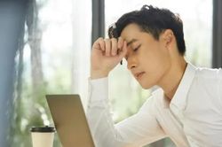 Làm ăn thua lỗ, chồng bắt vợ mượn sổ đỏ nhà ngoại để trả nợ