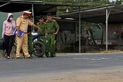 Người phụ nữ mang thai đi bộ sang đường bị xe máy tông tử vong