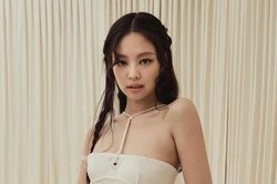 Jennie gợi cảm tại show thời trang