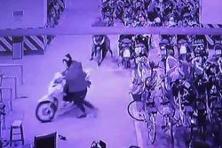 Điều tra nhóm bịt mặt vào tầng hầm chung cư trộm 3 xe máy Honda Vision