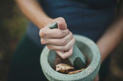 Trẻ phù cơ thể do tự ý sử dụng thuốc nam thay phác đồ từ bệnh viện