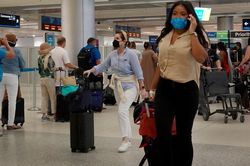 Mỹ khuyến cáo người dân đeo khẩu trang trở lại