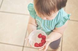 Cách khơi dậy và nuôi dưỡng bản năng vị tha ở trẻ