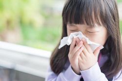 Cách phòng tránh viêm đường hô hấp, cảm lạnh ở trẻ vào mùa đông