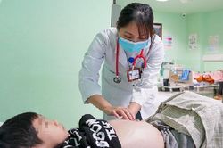 Bé trai 6 tuổi nguy kịch, suy thận vì cha mẹ tự điều trị bệnh