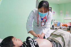 Trẻ nguy kịch, suy thận nặng do bố mẹ tự điều trị bằng thuốc nam