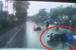 Clip: Bật xi nhan 'ảo' vượt xe, 'ninja Lead' gặp tai họa, cùng lái xe SH ngã như domino