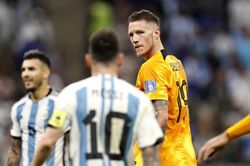 Mẫu áo in câu chửi thề của Messi trở thành hàng 'best seller'