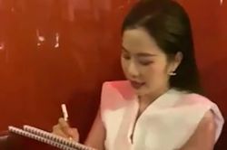 Phản ứng bất ngờ của Nam Em khi được fan yêu cầu ký tặng vào ảnh đôi với Bạch Công Khanh