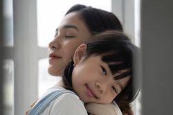 Lặng người khi thấy con gái chạy ra lớn tiếng gọi mẹ
