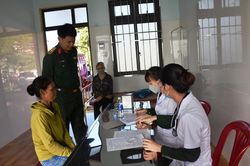 Khám bệnh, cấp thuốc miễn phí cho người dân khu vực biên giới huyện Đức Cơ