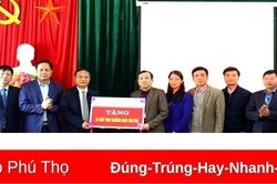 Trao tặng phòng máy vi tính tại Tân Sơn