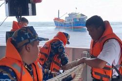 Giải cứu tàu cá của ngư dân mắc cạn ở Trường Sa