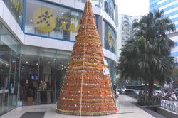 Cây thông Noel cao 12m làm từ 8.000 bắp ngô ở Hà Nội