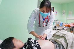 Bé trai 6 tuổi ở Hà Nội bị sưng phù khắp cơ thể, tăng đến 7kg do dùng thuốc nam