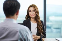 Công ty ở Trung Quốc chỉ tuyển những cô gái đẹp để rót nước, pha trà
