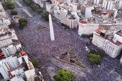 Biển người tràn ngập thủ đô Argentina sau trận thắng Croatia