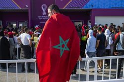 CĐV Morocco ngã gục khi xếp hàng mua vé