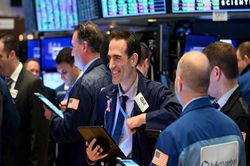 Chứng khoán Mỹ: 'Nín thở' chờ quyết định của Fed, Dow Jones tăng hơn 100 điểm