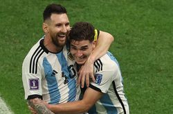 Argentina: Có Alvarez, Messi chạm một tay vào cúp vàng