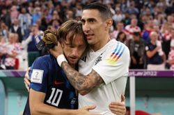 Di Maria ôm hôn an ủi Modric sau thất bại của Croatia trước Argentina