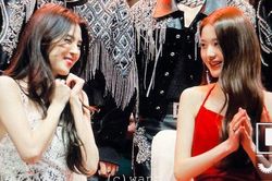 Khung hình hot nhất AAA: Han So Hee đẹp phát sáng nhưng cũng phải phản ứng như thế này trước Jang Won Young