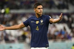 Varane đang 'dìu dắt' hàng thủ đội tuyển Pháp