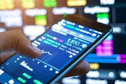 VN-Index tăng gần 3 điểm dưới áp lực chốt lời
