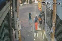 Chủ trọ dùng 'độc chiêu' để cả xóm vây bắt hai tên trộm