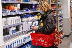 Hungary gia hạn áp giá trần với thực phẩm thiết yếu