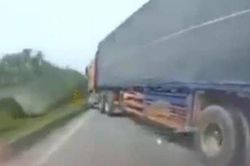Clip: Hãi hùng phút xe container chạy 'bất thường' tạt đầu ô tô, lao lên dải phân cách
